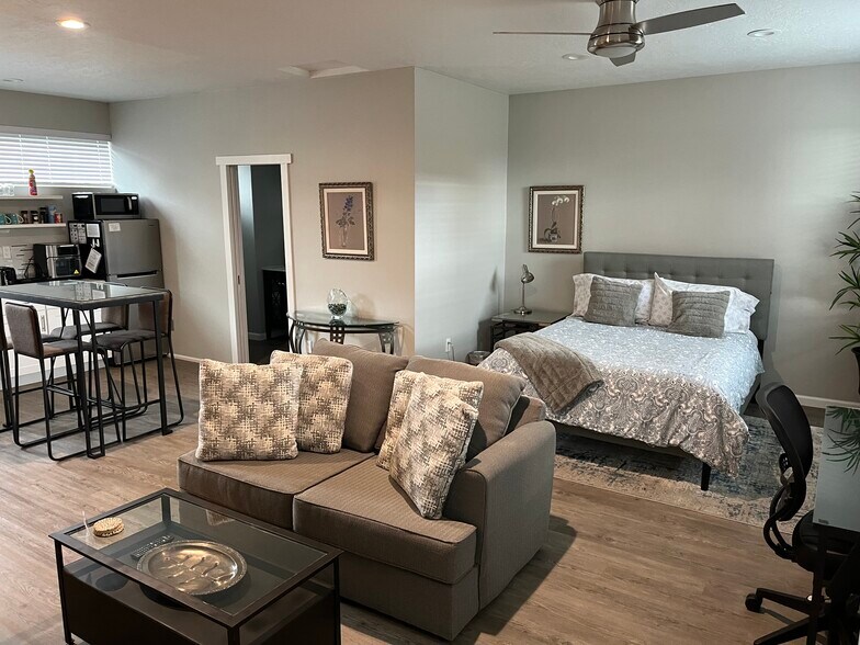 Building Photo - 241 E 36th St