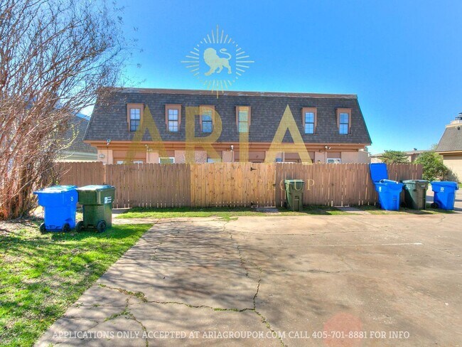 Building Photo - Spacious 2 Bed/1.5 Bath Townhouse in East ...
