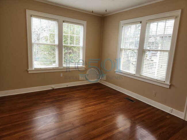 Building Photo - **Lease Pending** Addorable Newly Updated ...