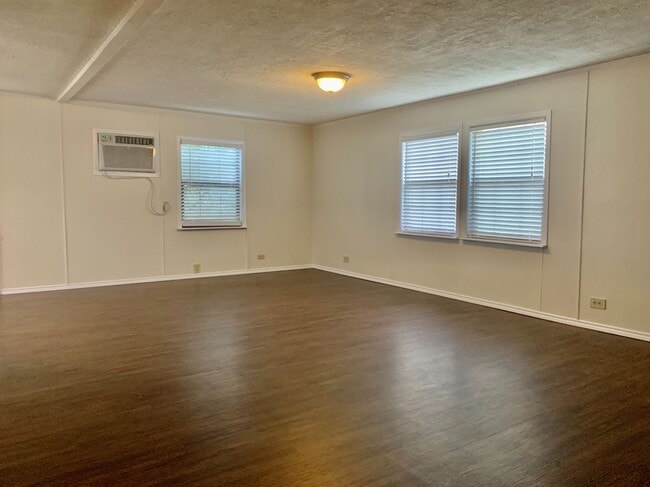 Building Photo - Spacious updated 3 bedroom, 2 bathroom hom...