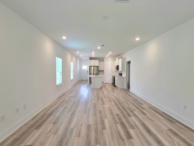 Building Photo - Spacious 2 Story Home - Saddle Ridge