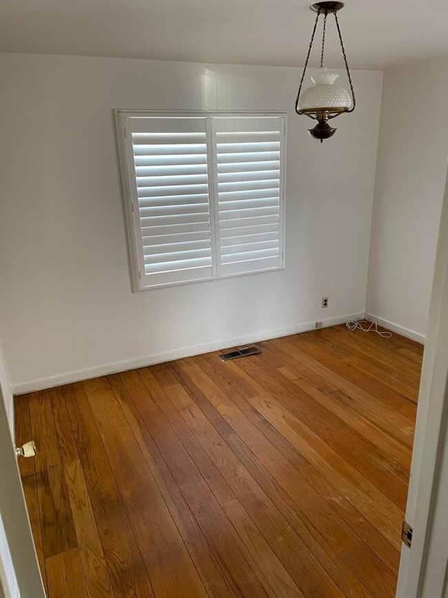 Building Photo - 130 E Emerson Ave