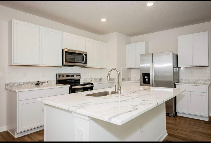 Building Photo - 7913 Majestic Palms Ct