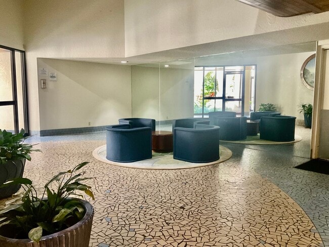 Building Photo - Charming & Convenient Studio, Great Building