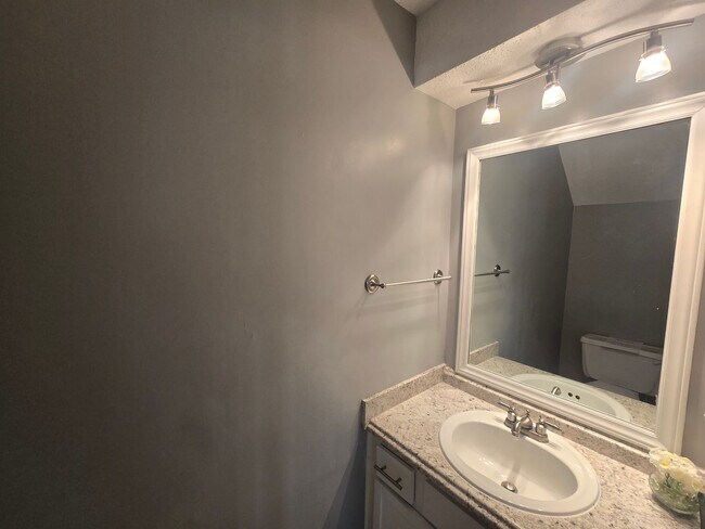 Building Photo - Convenient 2BR/2.5BA Condo in Chapel Hill