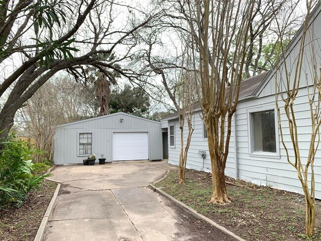 Building Photo - 1209 Avenue G