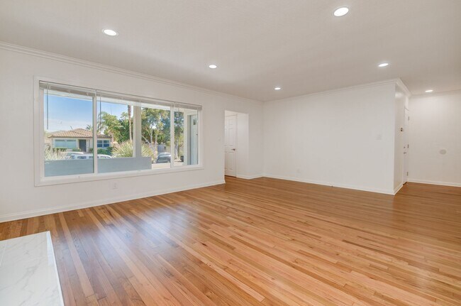 Building Photo - 3 Bedroom House in the Heart of Pacific Be...