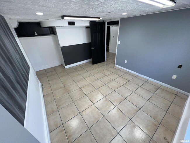 Building Photo - 416 W Main St