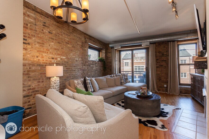 Building Photo - 1735 W Diversey Pky