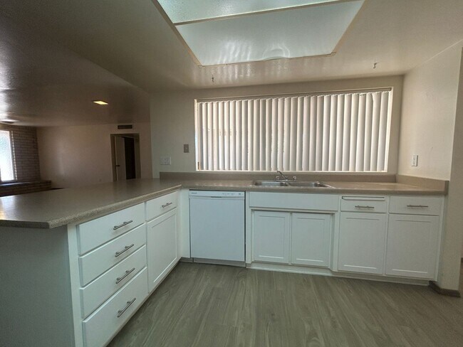 Building Photo - 2141 E Manhatton Dr