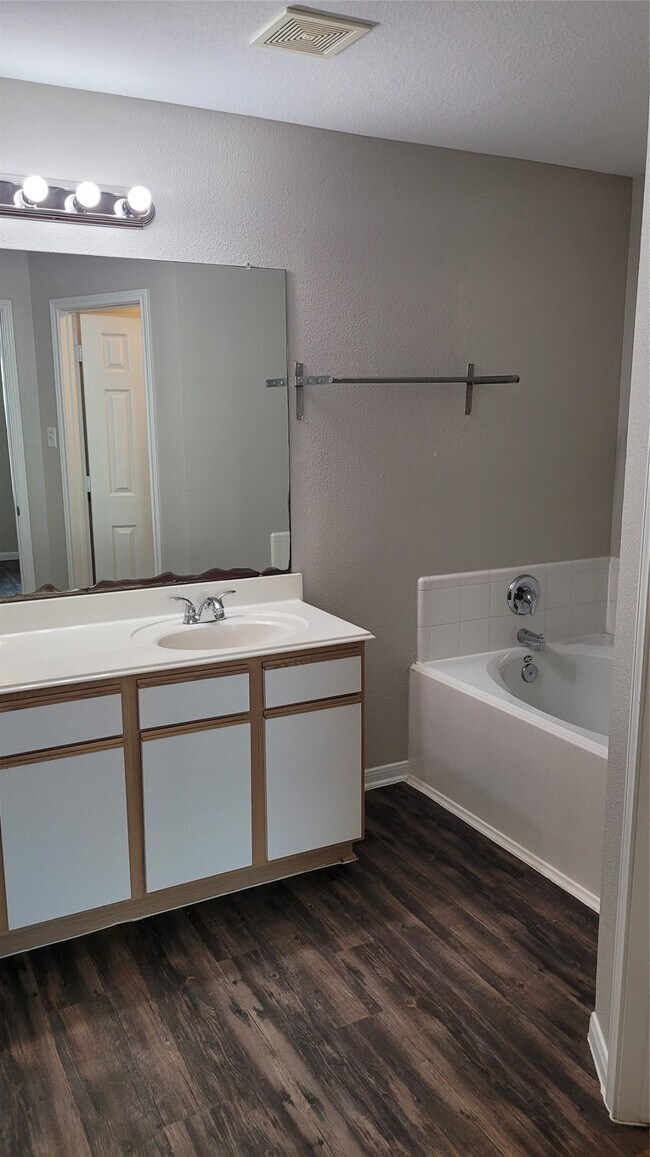 Building Photo - 7211 Foxwalk Ln