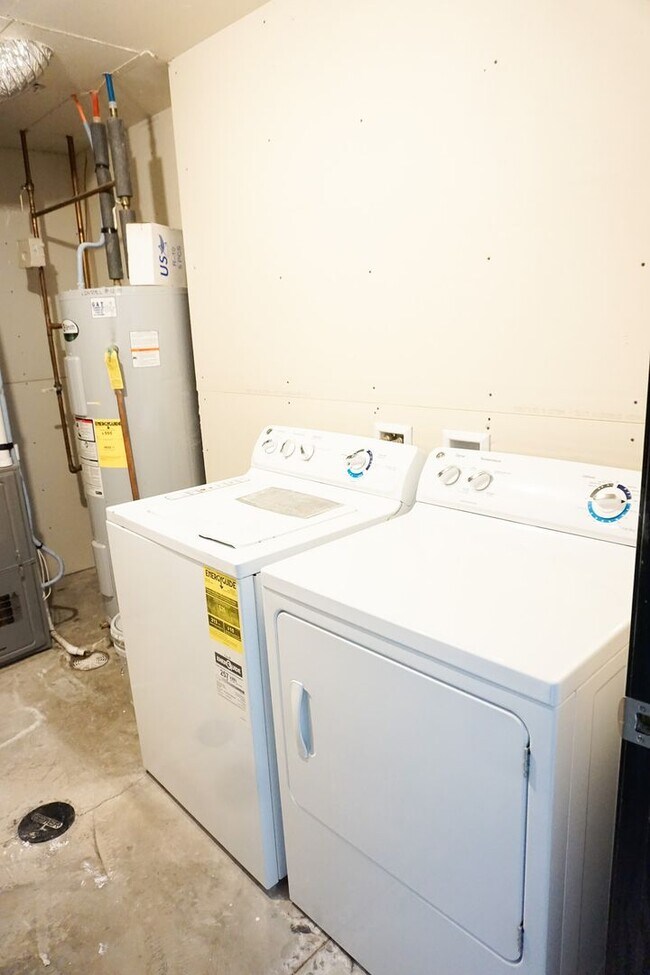 Building Photo - 3 Bed 3 Bath Twin Home