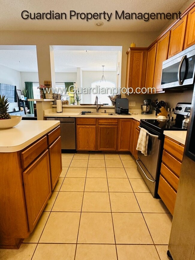 Building Photo - Minnetonka Town Home, Balcony, Washer/Dryer, Dishwasher, Available June