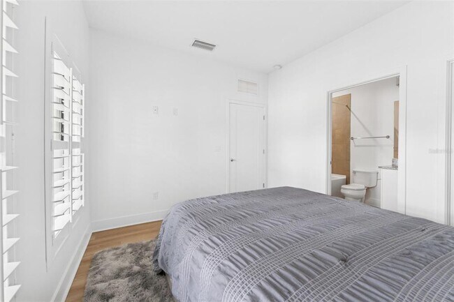 Building Photo - 4810 W McElroy Ave