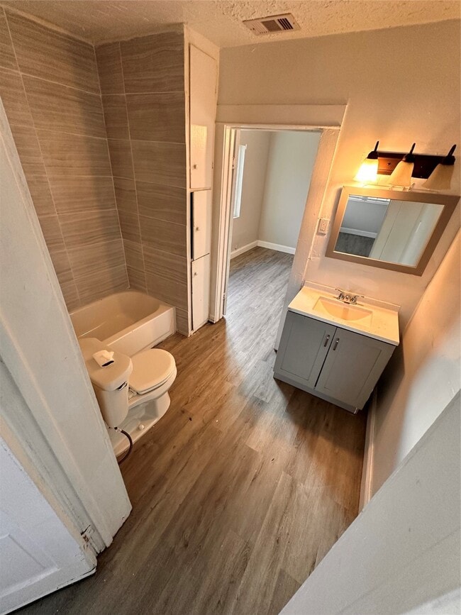 Building Photo - 104 S 7th St