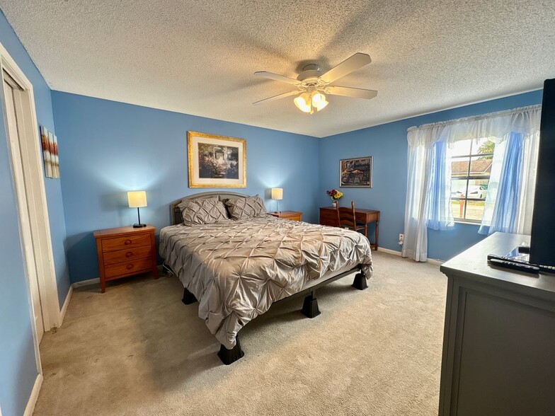 Building Photo - 2147 Sandalwood Dr