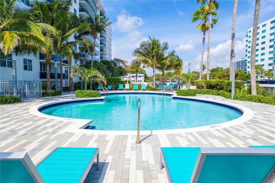 Building Photo - 7501 E Treasure Dr