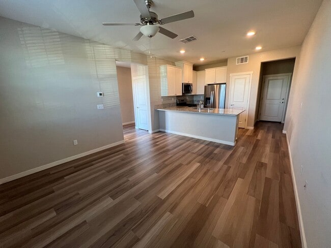 Building Photo - 3 Bed / 2.5 Bath | West Sacramento Home Av...