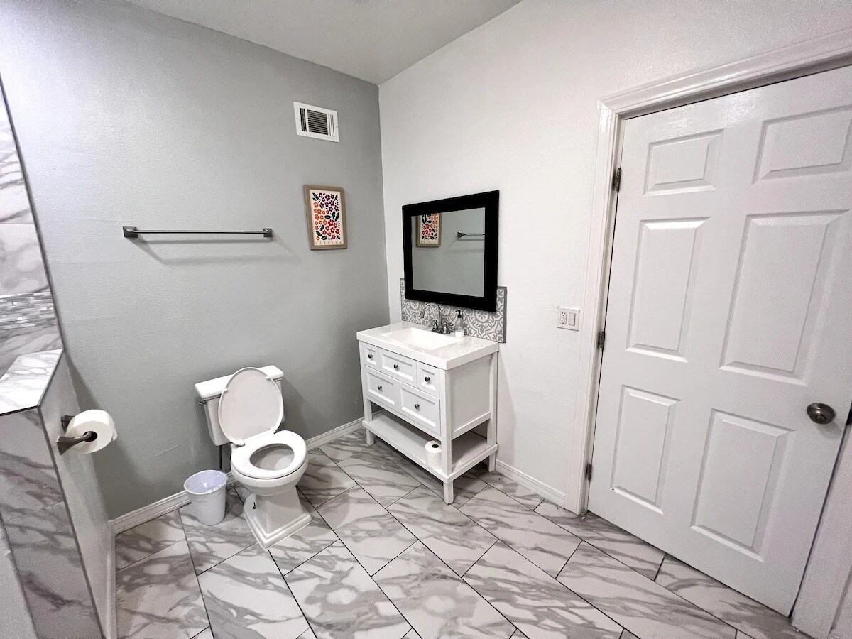 Full Bathroom - 3029 E Missouri Ave