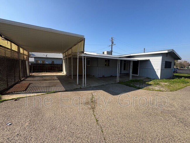 Building Photo - 856 W Chestnut St