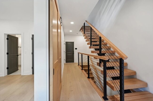 Building Photo - 526 Riverfront Ln