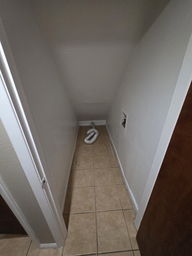 Building Photo - 2 story townhome, 3 bed 2 bath