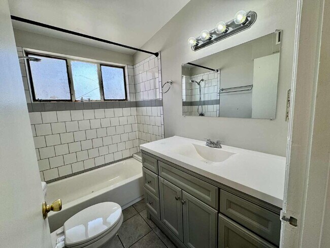 Building Photo - 1 Bedroom with private yard