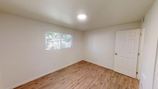 Building Photo - Amazing 2 Bedroom Single-level Duplex w/ A...
