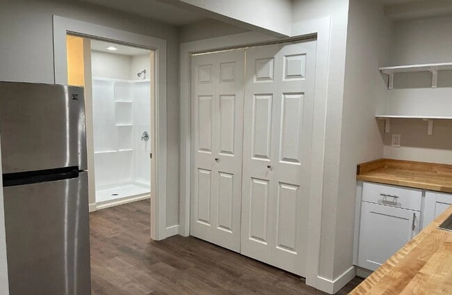 Building Photo - Spacious 4 bd 2.5 ba Beacon Hill Home with Private Yard