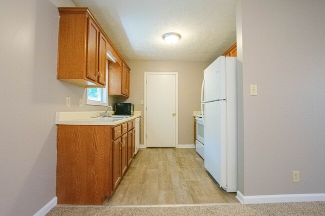 Building Photo - Three Bedroom on Tree Line Lot!