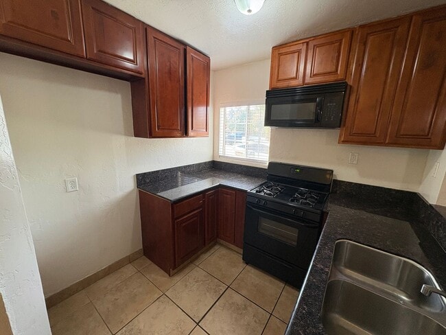 Building Photo - Charming NW Visalia Home Available Now!