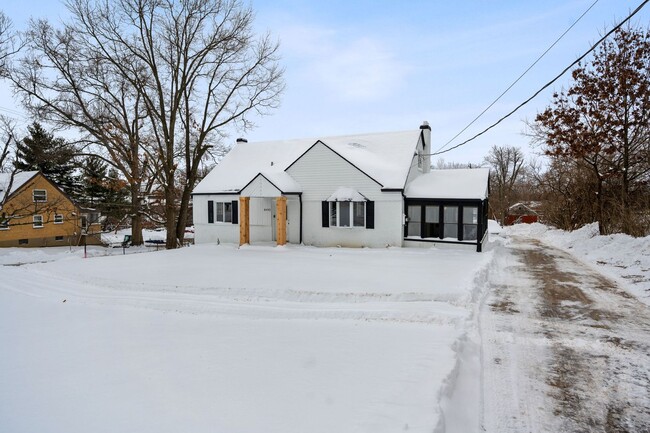 Building Photo - White Oak- Charming 4 bedroom 2 bath cape cod