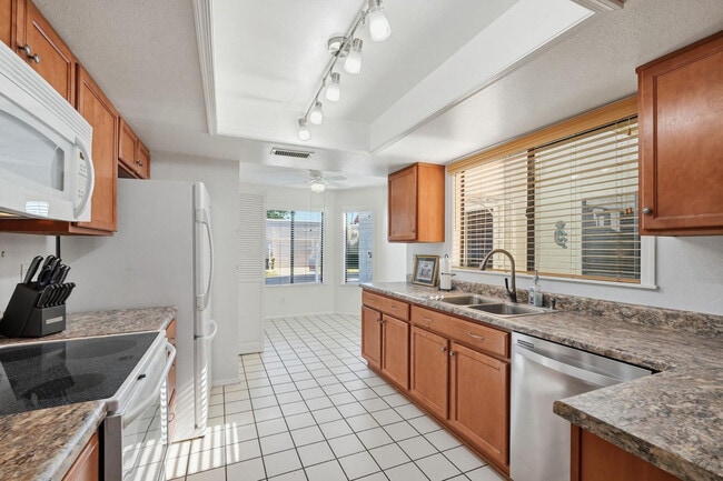 Building Photo - 650 S Arrowwood Way