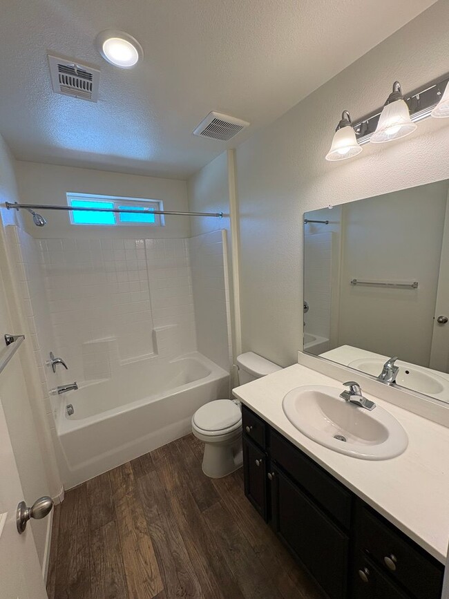 Building Photo - NW Visalia Home Available Now!