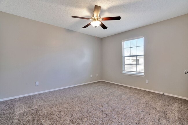 Building Photo - Newly remodeled 3 Bed 2 Bath Duplex!!