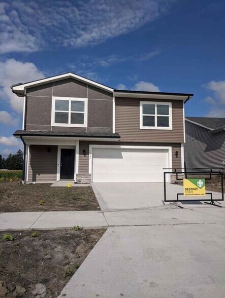 Primary Photo - 312 NE Whitetail Dr