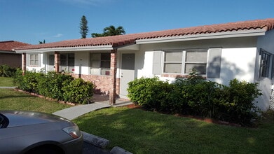 Building Photo - 4011 Woodside Dr