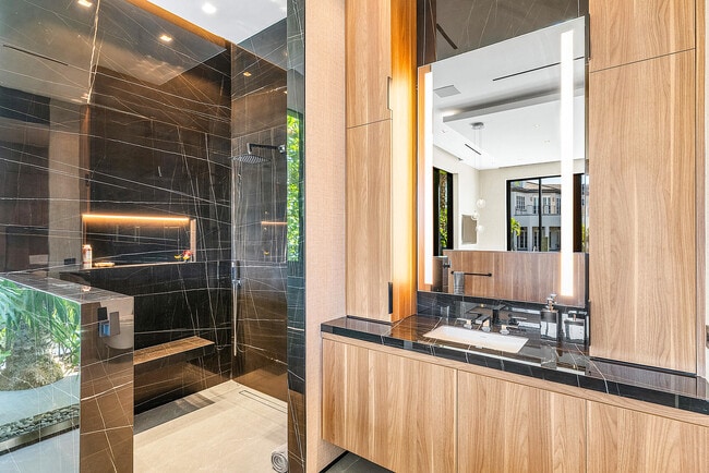 Building Photo - 2934 NE 8th Ave