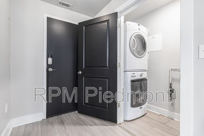 Building Photo - 925 Garrett St