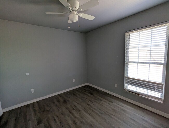 Building Photo - 1302 N Clinton Ave