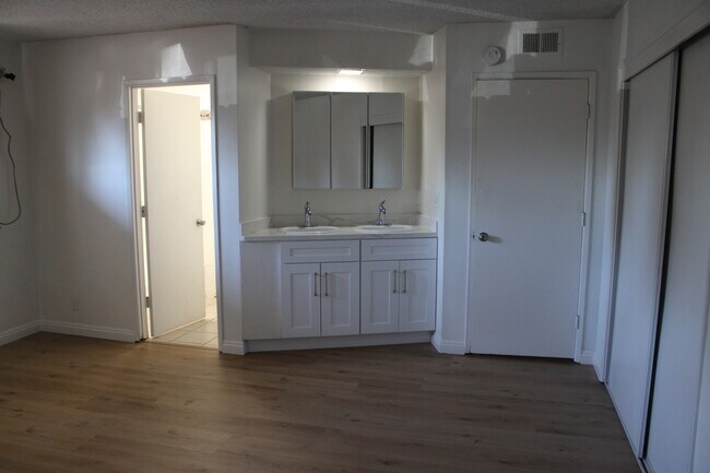 Building Photo - 4632 Canoga St