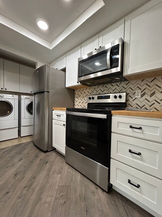 Building Photo - AVAILABLE 8/11 -  2 bed / 2 bath rennovate...