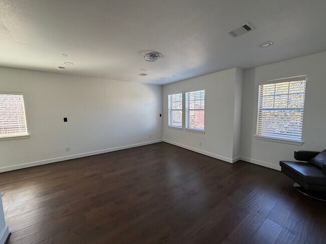 Building Photo - 1115 Sunset Ln