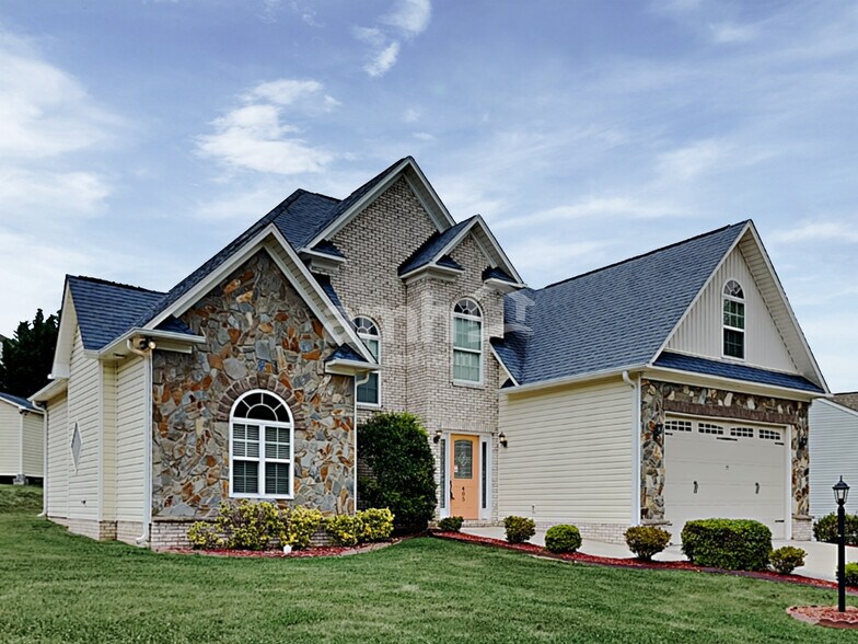 Primary Photo - 405 Quick Silver Dr