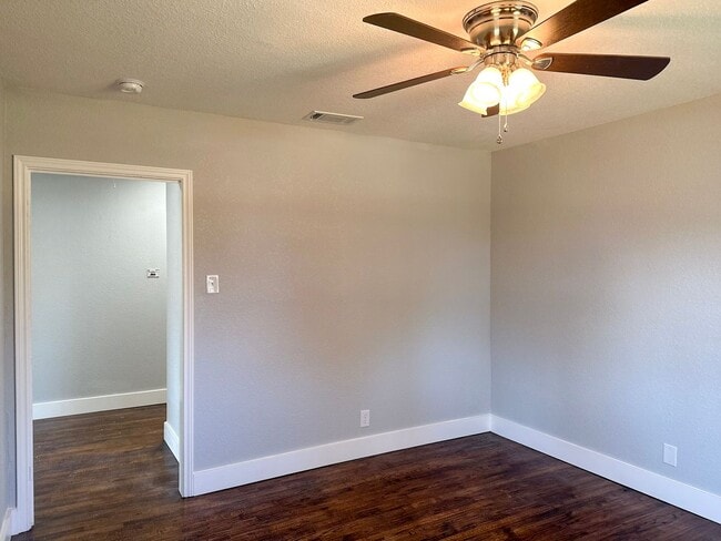 Building Photo - 4 Bedroom / 3 Full Bath / Huge Yard