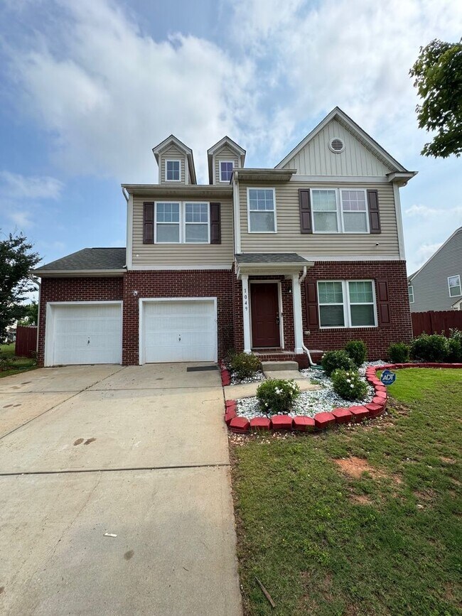 Building Photo - Beautiful Newly Renovated Home in a Quiet ...