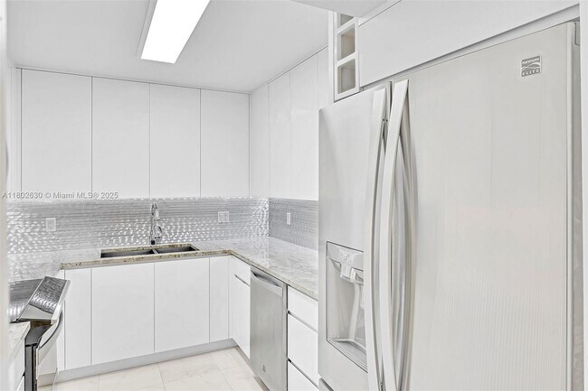 Building Photo - 2500 Parkview Dr