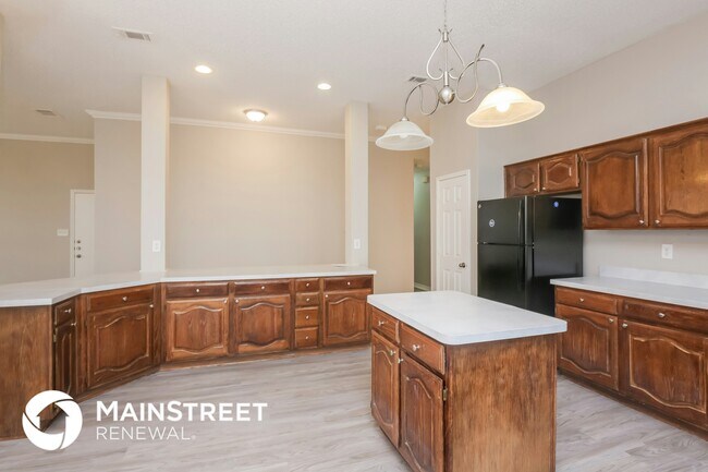 Building Photo - 8205 Lake Bend Dr