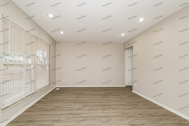 Building Photo - 12000 Kingshead Dr