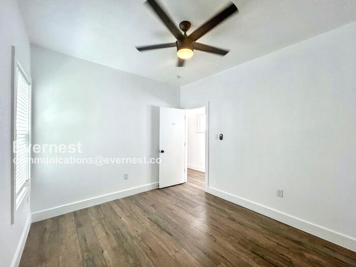 Building Photo - 1804 E Crockett St